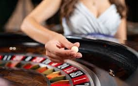 Side-by-side comparison of No Commission and standard baccarat payout tables displayed on redmitoto login